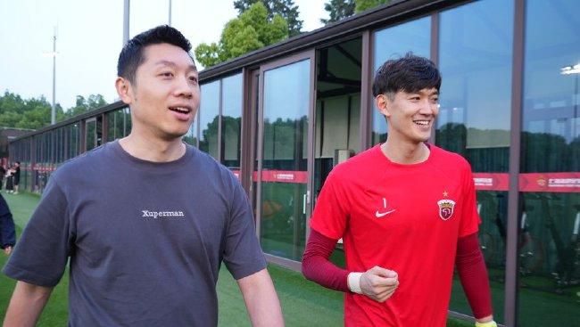 巩俐身穿绿色透视印花裙现身，站在海报前笑脸迎人，为电影首映站台撑场。